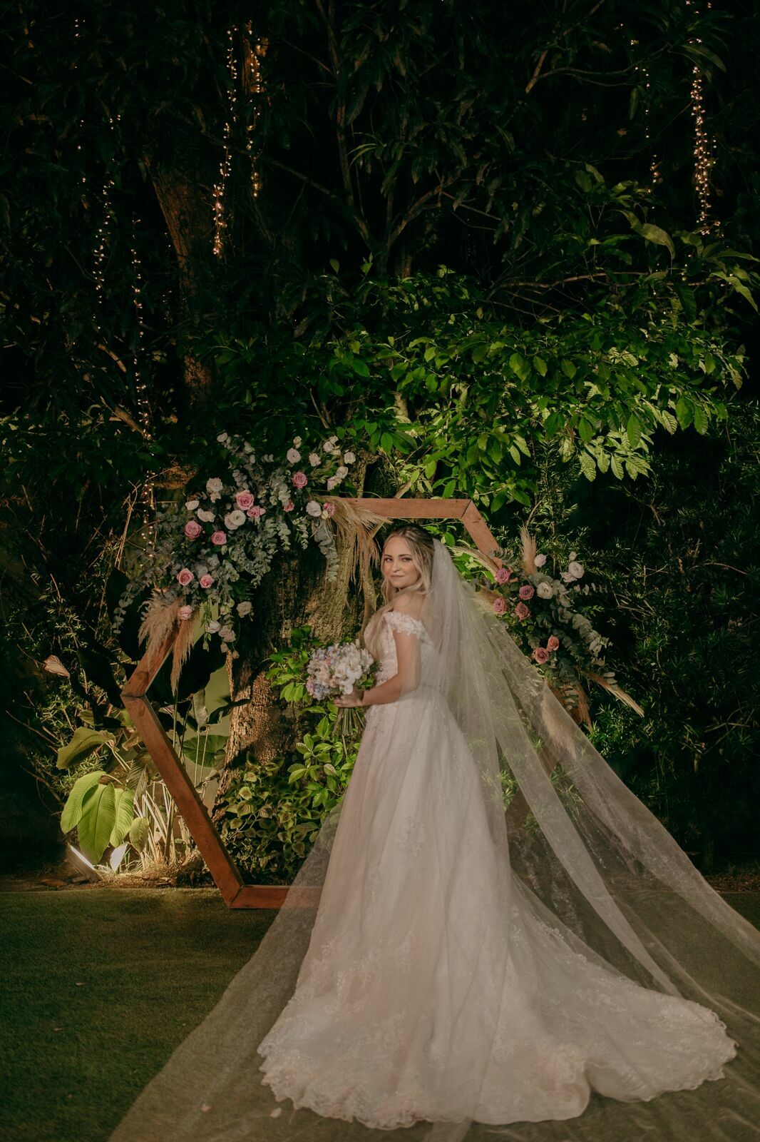 Foto CASAMENTO A NOITE CAROL E GABRIEL, CHALÉ ENFESTA SANTA CRUZ DA SERRA - RJ Foto CASAMENTO A NOITE CAROL E GABRIEL, CHALÉ ENFESTA SANTA CRUZ DA SERRA - RJ - Imagem 55