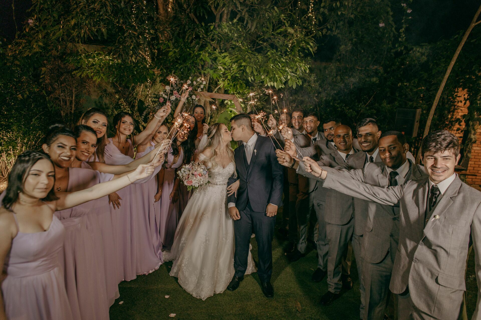 Foto CASAMENTO A NOITE CAROL E GABRIEL, CHALÉ ENFESTA SANTA CRUZ DA SERRA - RJ Foto CASAMENTO A NOITE CAROL E GABRIEL, CHALÉ ENFESTA SANTA CRUZ DA SERRA - RJ - Imagem 48