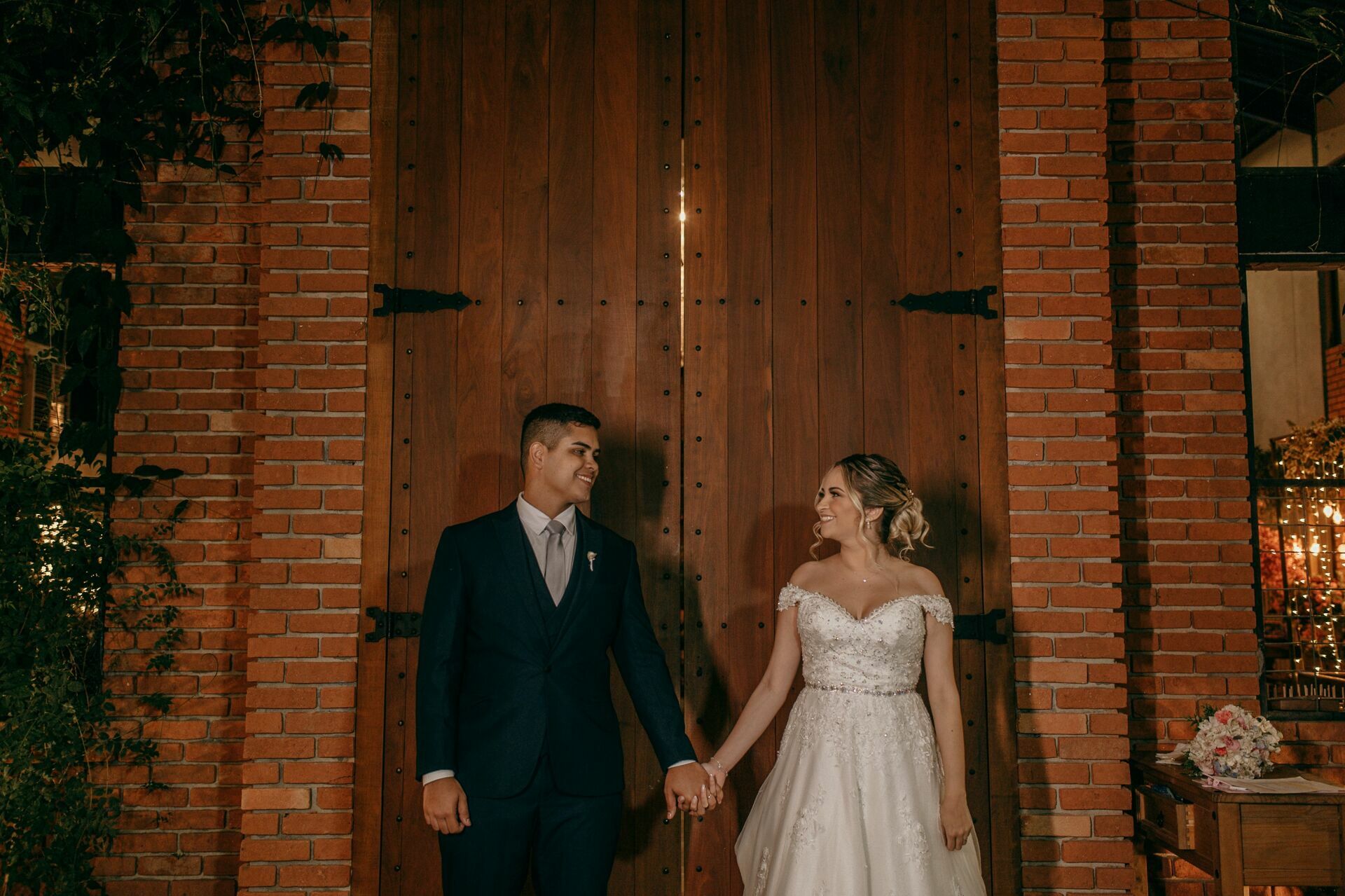 Foto CASAMENTO A NOITE CAROL E GABRIEL, CHALÉ ENFESTA SANTA CRUZ DA SERRA - RJ Foto CASAMENTO A NOITE CAROL E GABRIEL, CHALÉ ENFESTA SANTA CRUZ DA SERRA - RJ - Imagem 56