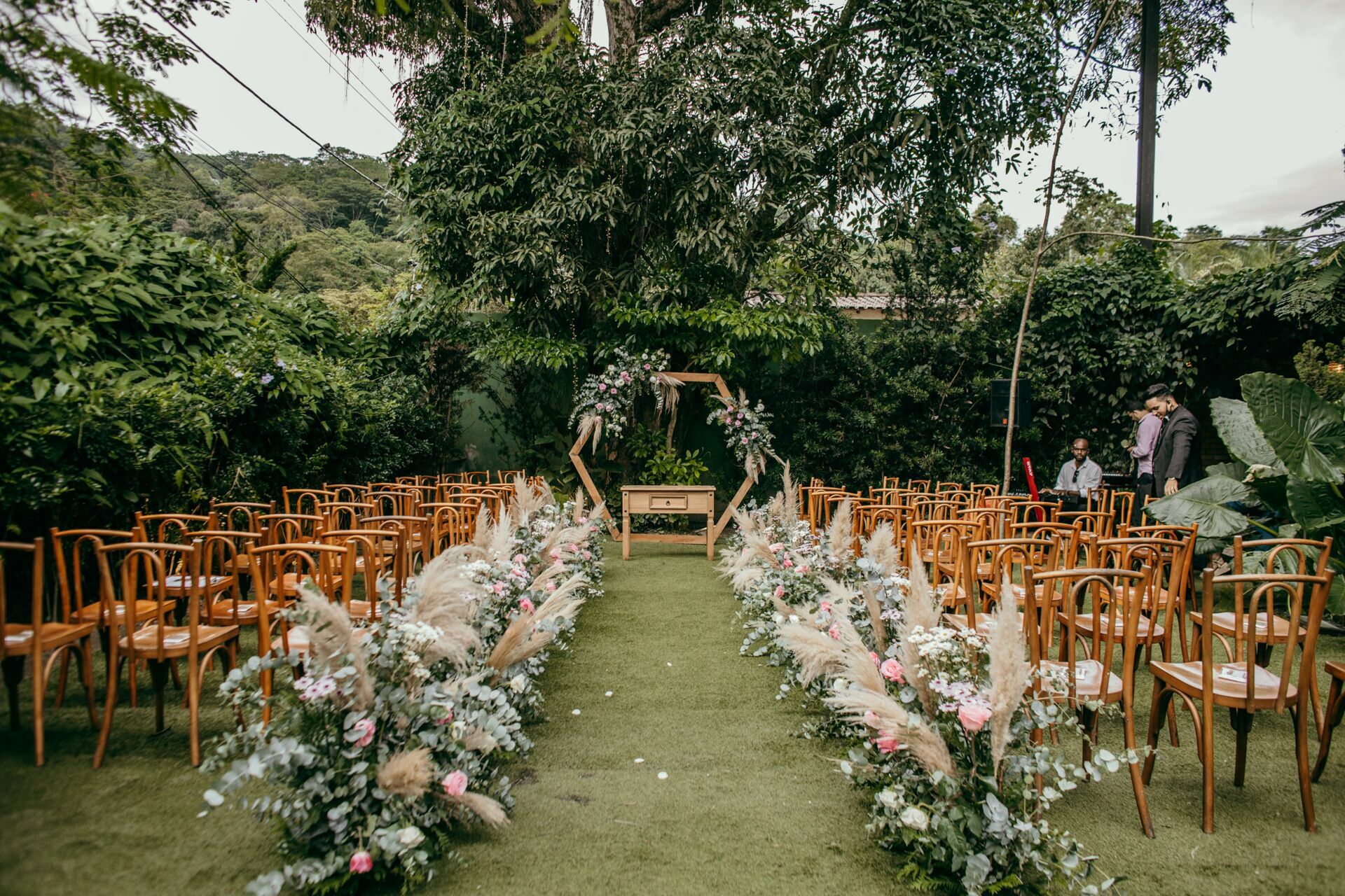 Foto CASAMENTO A NOITE CAROL E GABRIEL, CHALÉ ENFESTA SANTA CRUZ DA SERRA - RJ Foto CASAMENTO A NOITE CAROL E GABRIEL, CHALÉ ENFESTA SANTA CRUZ DA SERRA - RJ - Imagem 23