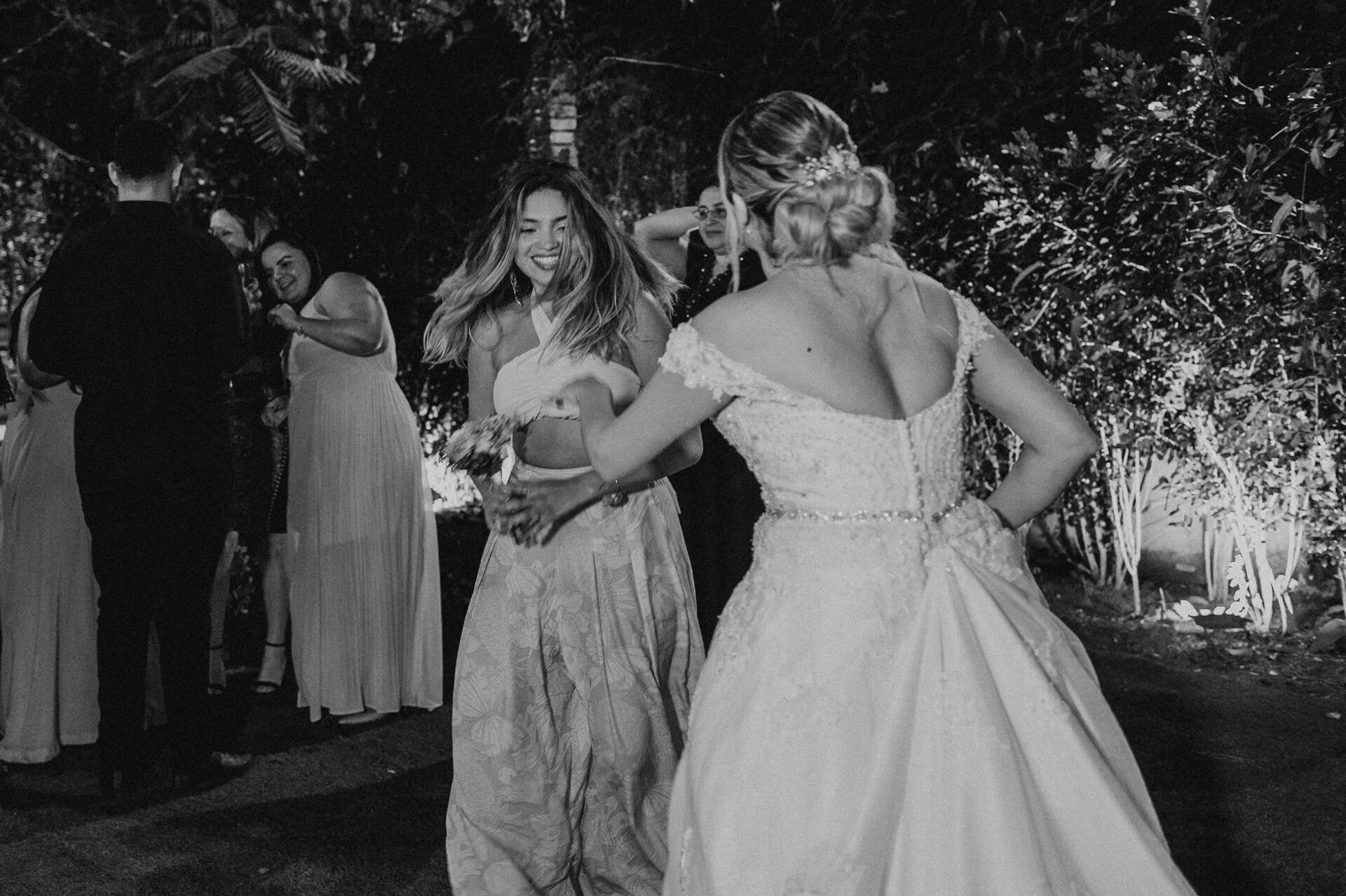 Foto CASAMENTO A NOITE CAROL E GABRIEL, CHALÉ ENFESTA SANTA CRUZ DA SERRA - RJ Foto CASAMENTO A NOITE CAROL E GABRIEL, CHALÉ ENFESTA SANTA CRUZ DA SERRA - RJ - Imagem 76