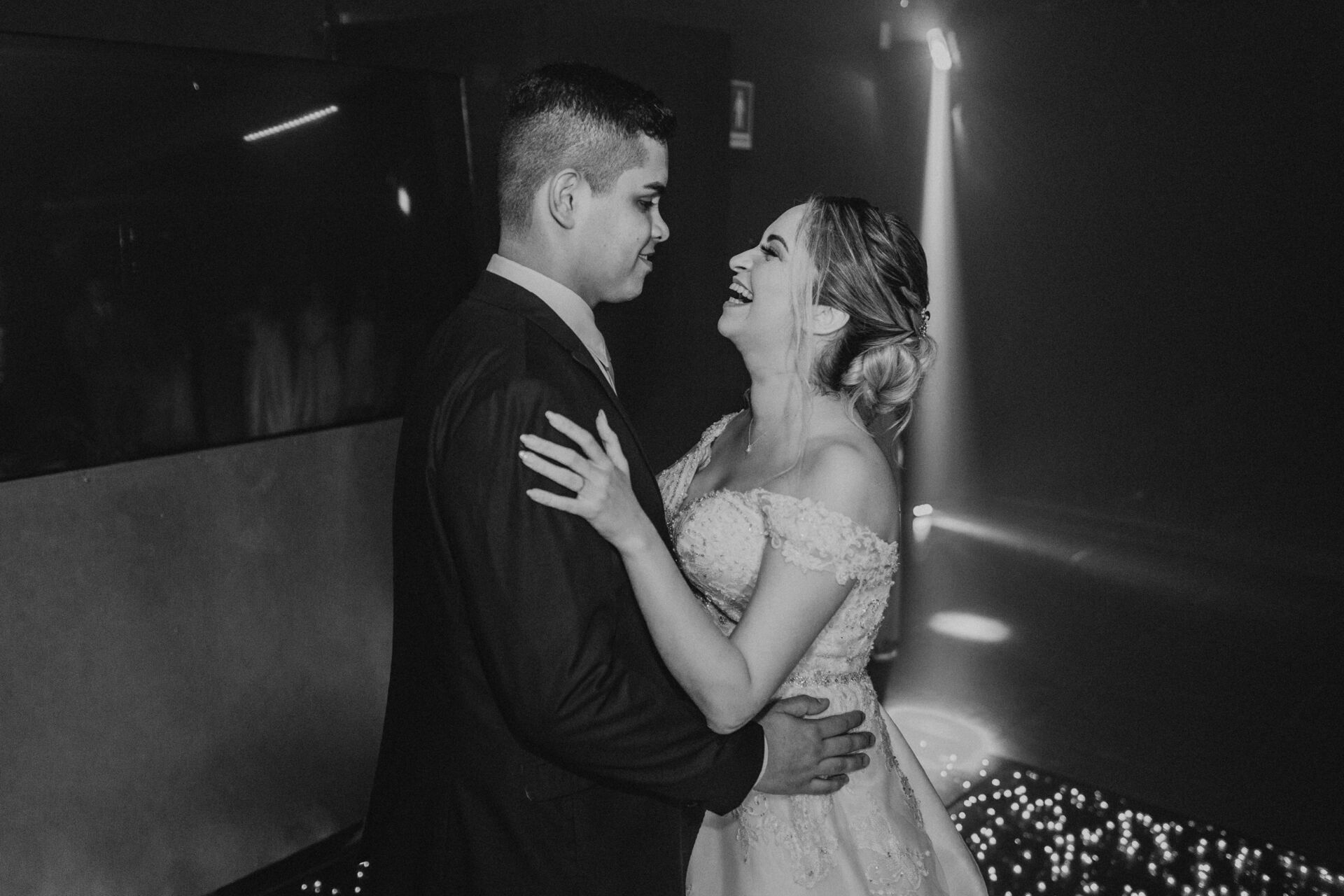 Foto CASAMENTO A NOITE CAROL E GABRIEL, CHALÉ ENFESTA SANTA CRUZ DA SERRA - RJ Foto CASAMENTO A NOITE CAROL E GABRIEL, CHALÉ ENFESTA SANTA CRUZ DA SERRA - RJ - Imagem 77